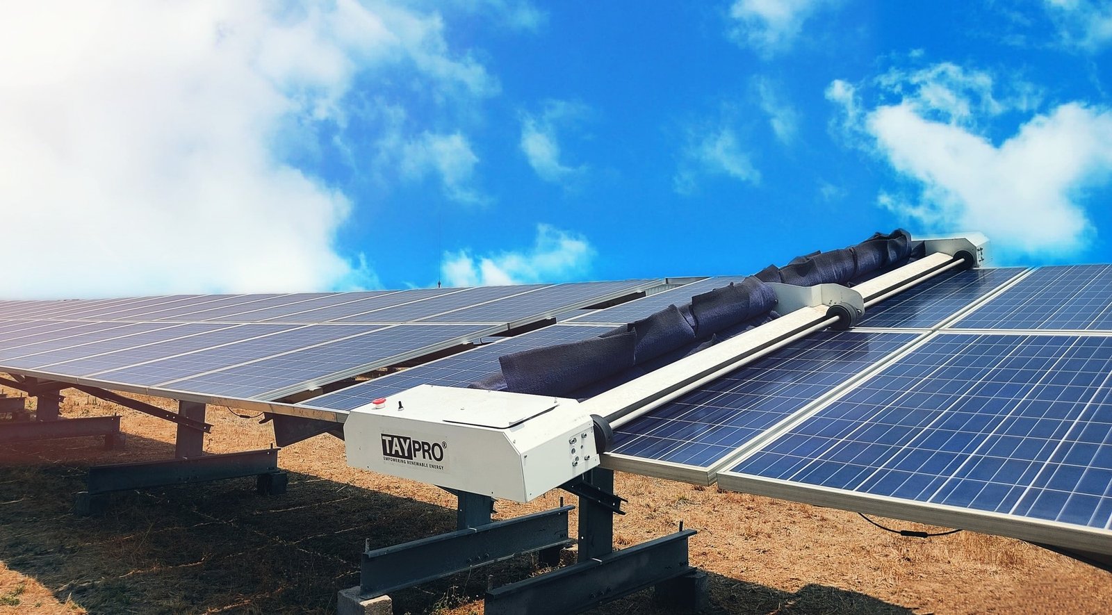 Read more about the article Why MNRE is pushing solar plants to shift towards waterless cleaning robots?