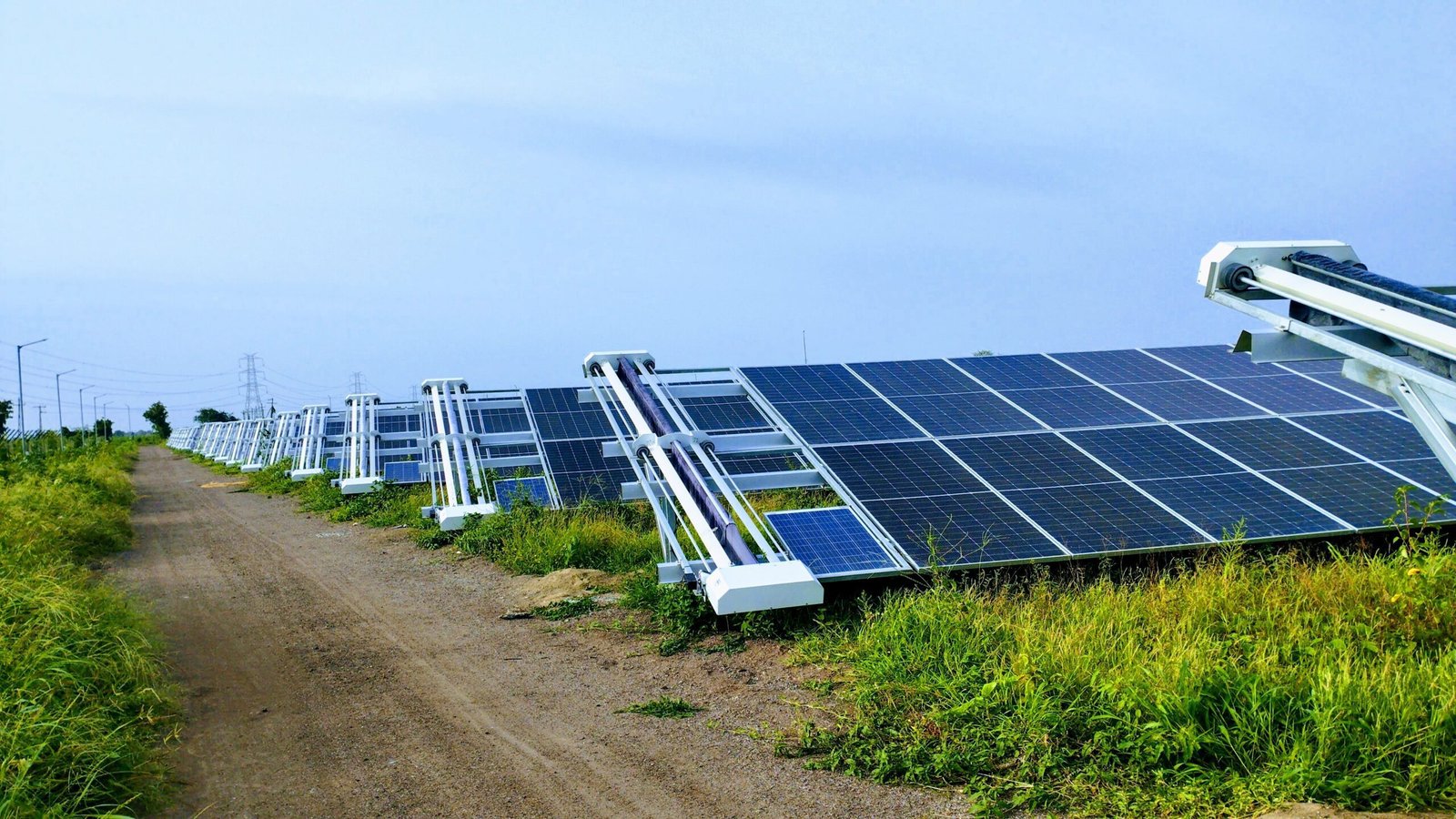 You are currently viewing Eco-Friendly Solar Maintenance: TayPro’s Water-Less Revolution